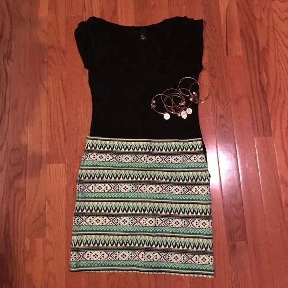 𝅺h&m ruffles sleeved black tee - Picture 1 of 5